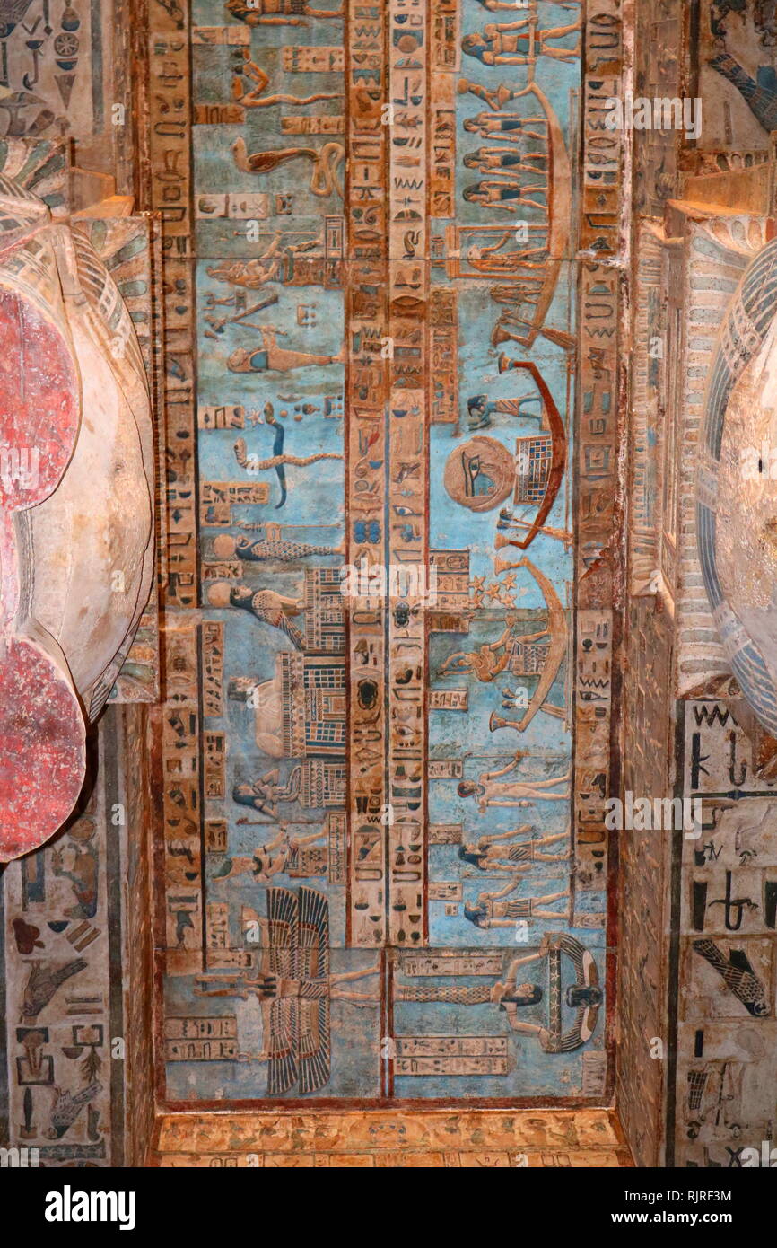 Malte Relief zeigt astronomische Szene, Decke der Tempel der Hathor, Dendera, Ägypten Stockfoto