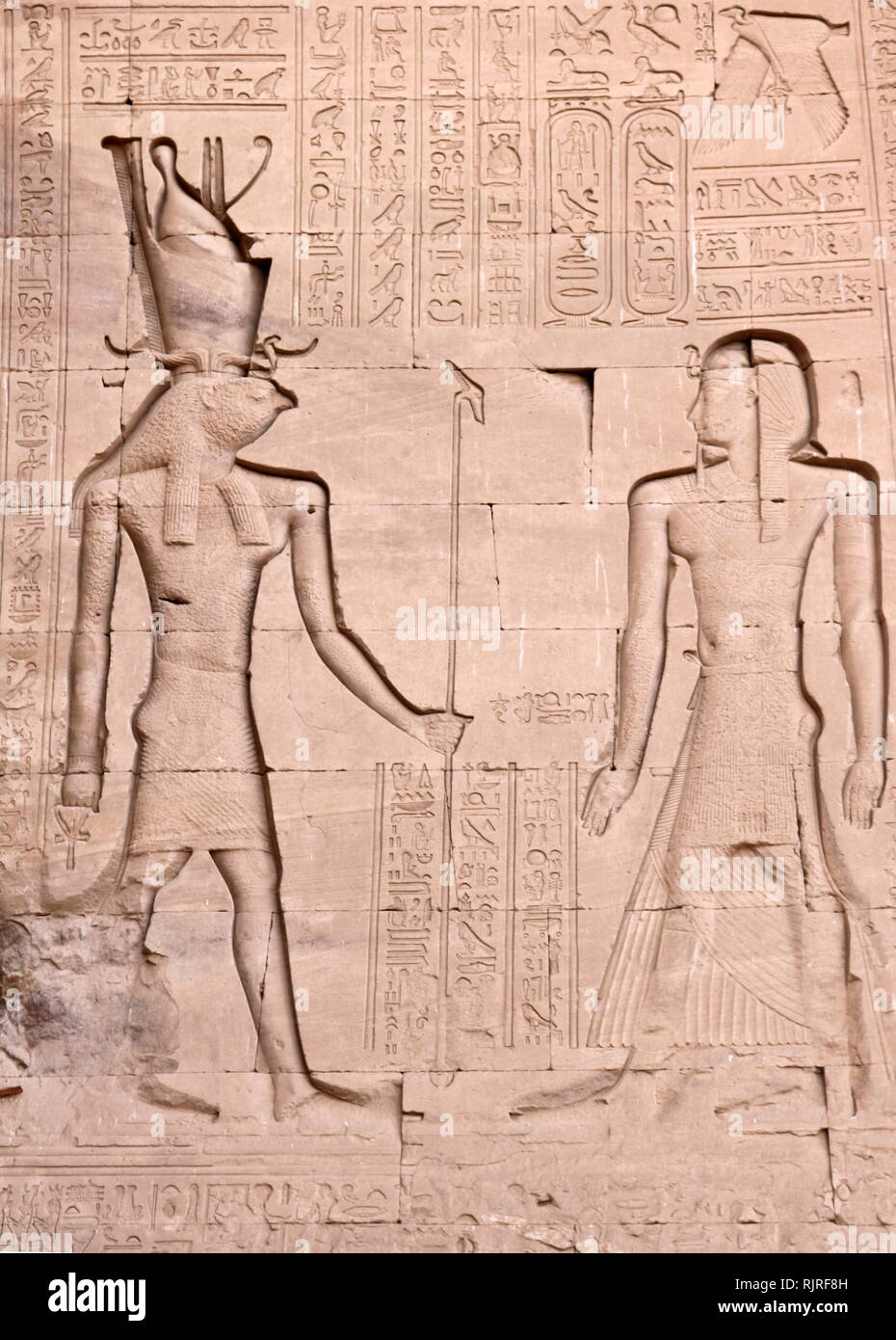 Alten Ägyptischen Relief im Tempel der Hathor, Dendera, Ägypten Stockfoto