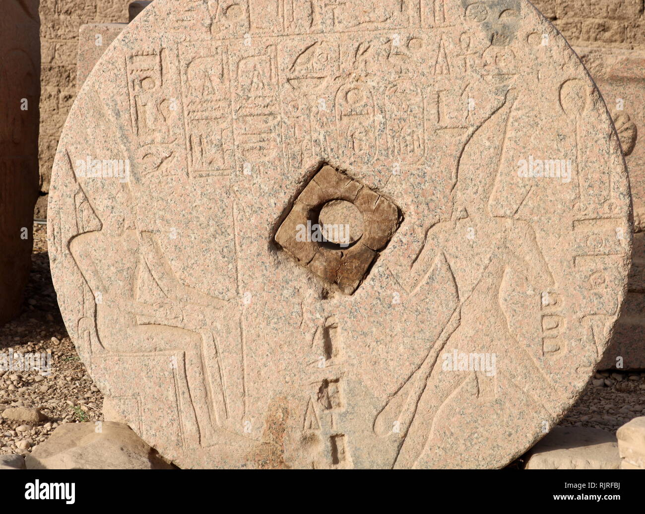 Stele geschnitzt auf einer Getreidemühle Stein, Darstellung von Tutmosis III und der Gott Amun, im Tempel der Hathor, Dendera Ägypten. Thutmose III (Tutmosis III) war der sechste Pharao der achtzehnten Dynastie. Offiziell, Thutmosis III. regiert Ägypten für fast 54 Jahre und seine Herrschaft wird in der Regel vom 24. April 1479 v. Chr. bis zum 11. März 1425 v. Chr. datiert Stockfoto