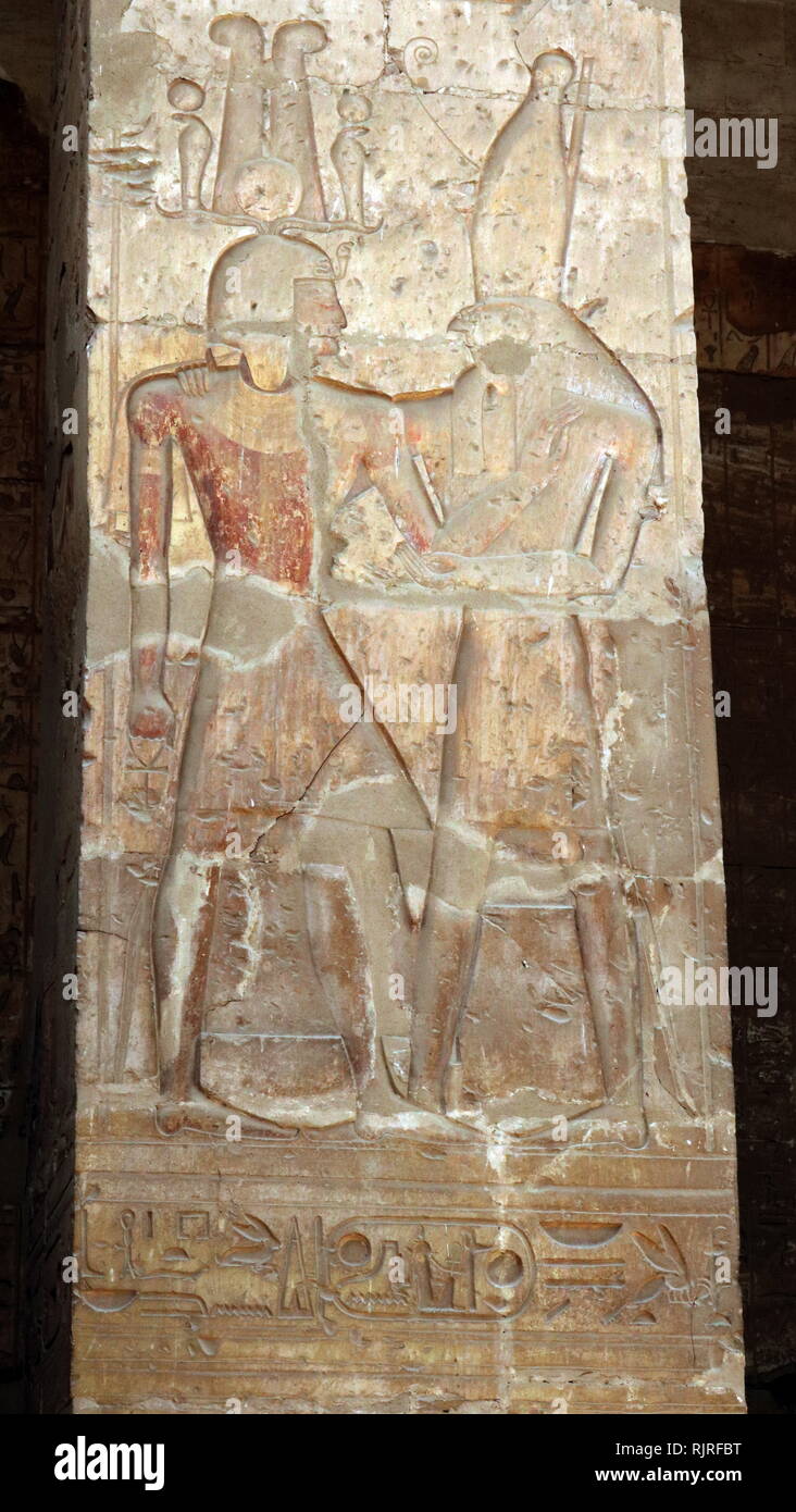 Abydos, eine der ältesten Städte des Alten Ägypten; König Ramses II. von Gott Horus gesegnet Stockfoto