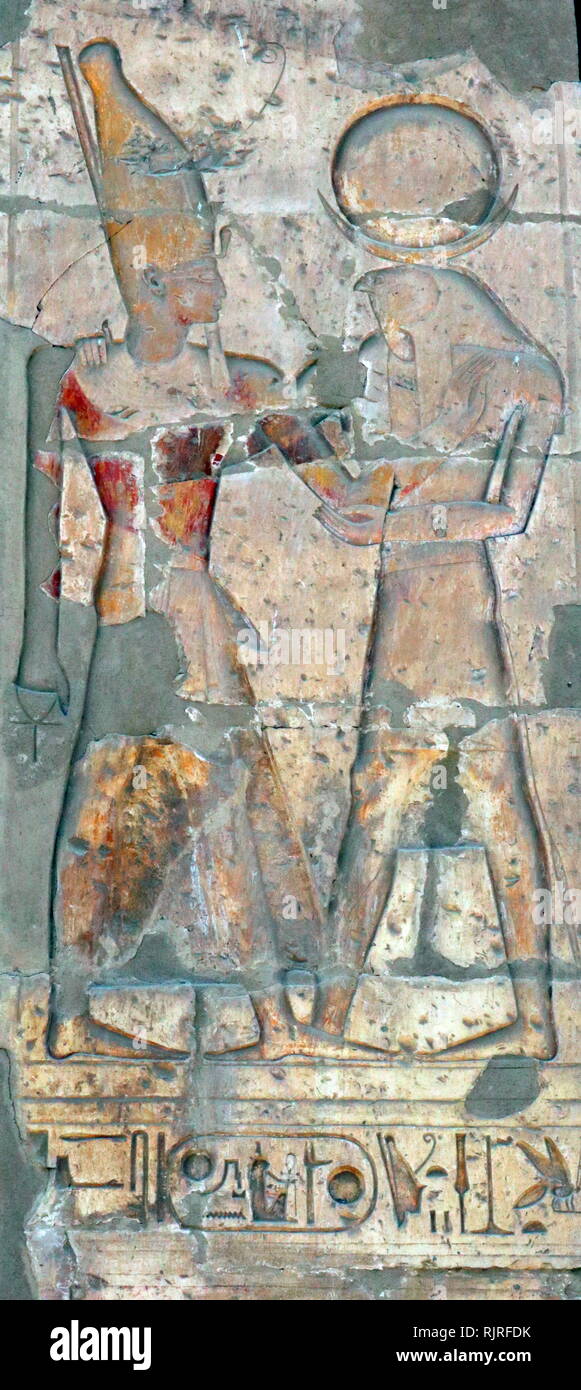 Abydos, eine der ältesten Städte des Alten Ägypten; König Ramses II. gesegnet von Gott Re Stockfoto