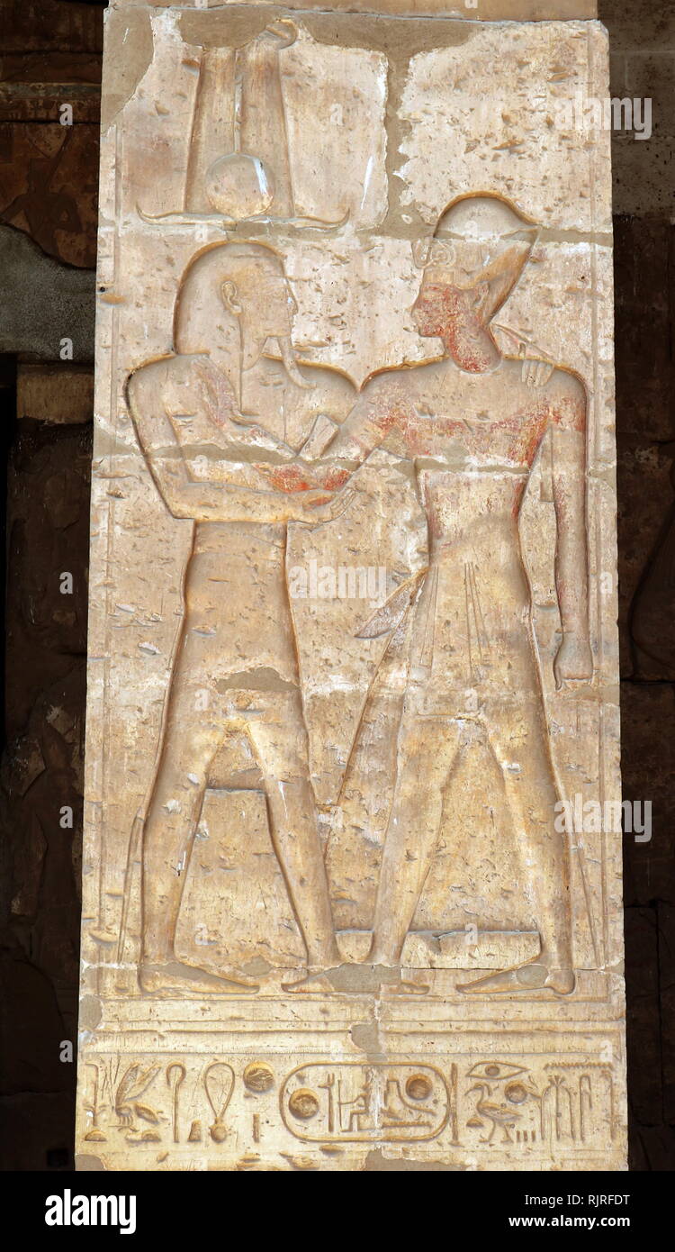 Abydos, eine der ältesten Städte des Alten Ägypten; König Ramses II. von Gott Osiris gesegnet Stockfoto