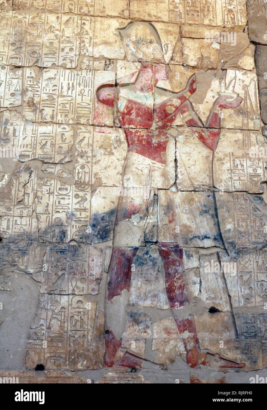 Abydos, eine der ältesten Städte des Alten Ägypten; König Ramses II. mit Krieg Krone Stockfoto