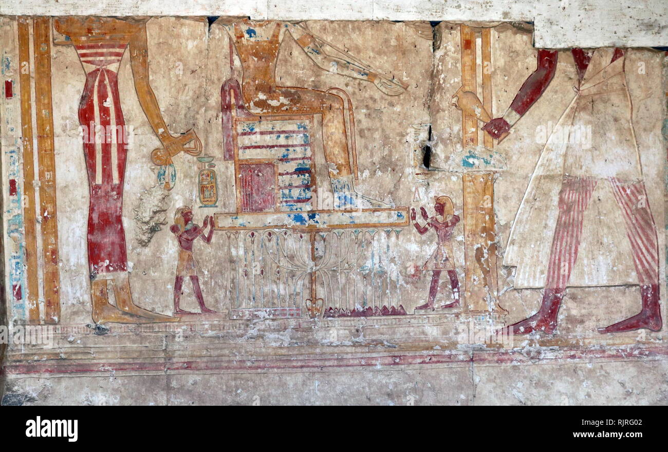 Abydos, eine der ältesten Städte des Alten Ägypten; König Ramses II., vor Gott und Göttin Stockfoto