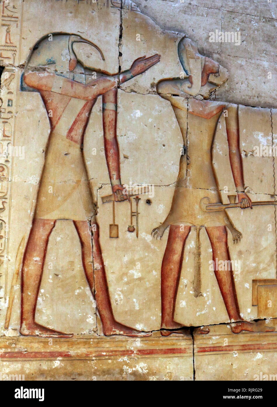 Abydos, eine der ältesten Städte des Alten Ägypten; König Ramses II., mit dem Gott Djehwty Stockfoto