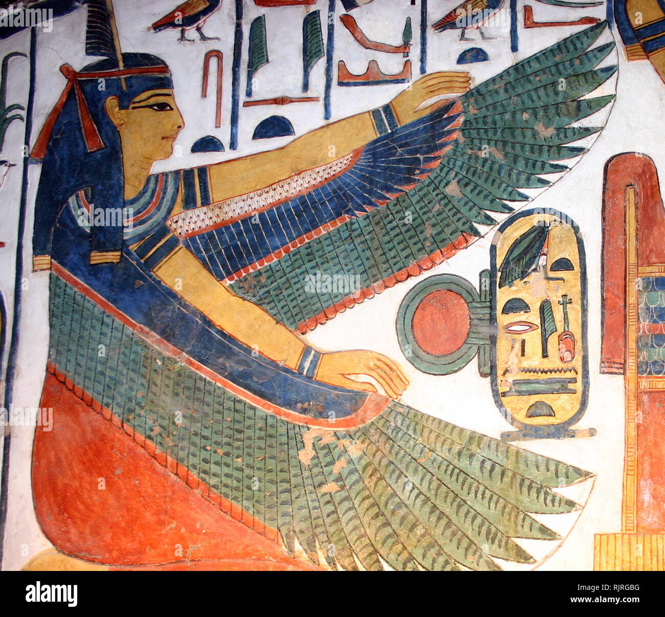 Maa' an der ägyptischen Göttin der Wahrheit, Wandmalerei im Grab (QV 66) der Nefertari, in Ägyptens Tal der Königinnen. Es wurde von Ernesto Schiaparelli 1904 entdeckt. Es ist die Sixtinische Kapelle des alten Ägypten genannt. Im Tal der Königinnen, der nefertari Grab gehalten sobald der mumifizierte Körper und repräsentative Symbolik von ihr, wie das, was die meisten ägyptischen Gräbern bestand aus. Jetzt musste alles geplündert worden, mit Ausnahme von zwei Drittel der 5.200 Quadratfuß Wandmalereien. Ca. 1255 v. Chr. Stockfoto