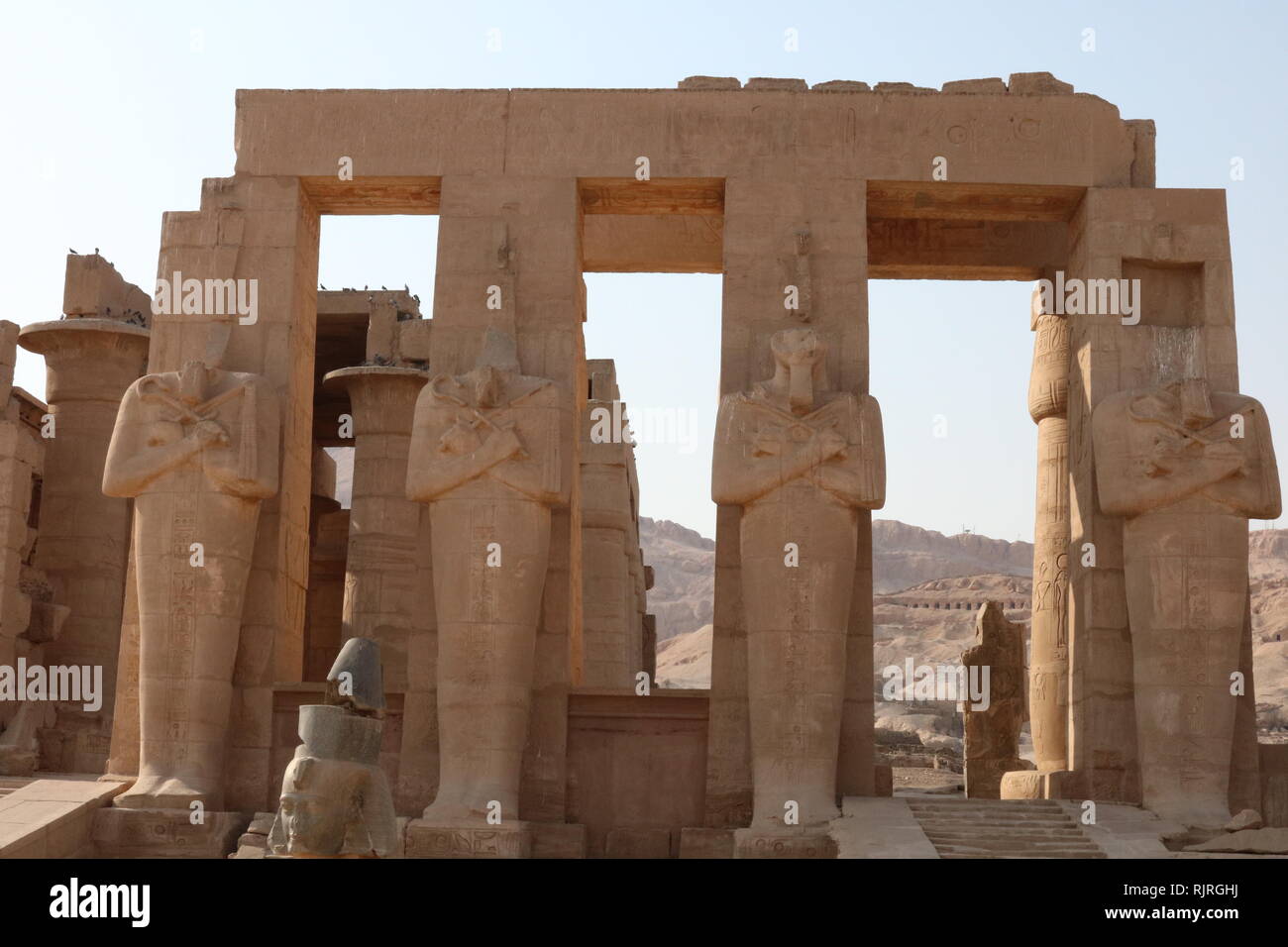 Die ramasseum Memorial Tempel (oder totentempel) von Pharao Ramses II (C. 1303 v. Chr. - 1213 v. Chr.). in der Thebanischen Nekropole im oberen Ägypten gelegen, gegenüber den Nil von der modernen Stadt Luxor. Stockfoto