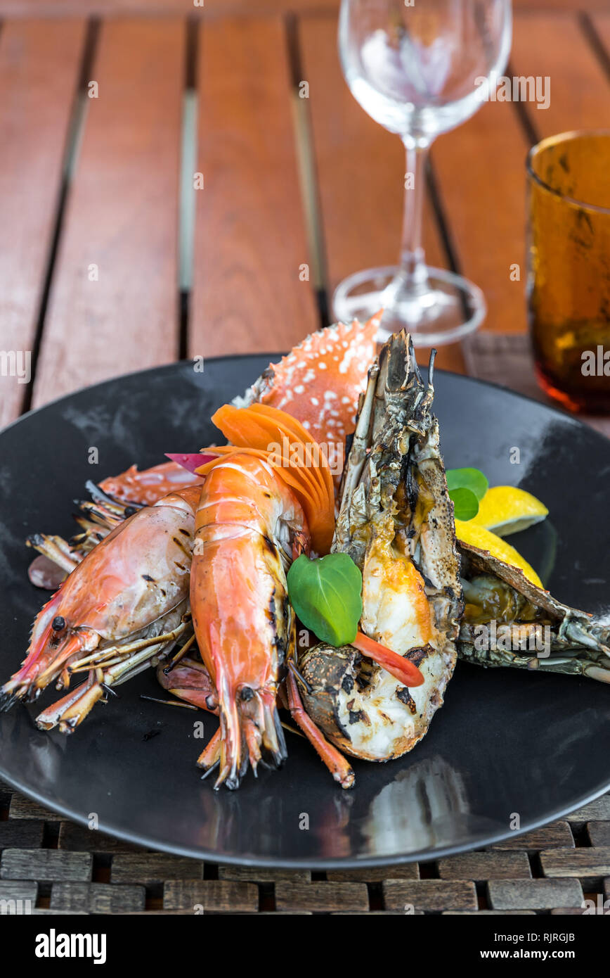 Meeresfruchte Platte Kostliche Gegrillte Garnelen Hummer Und Rote Krabbe Stockfotografie Alamy