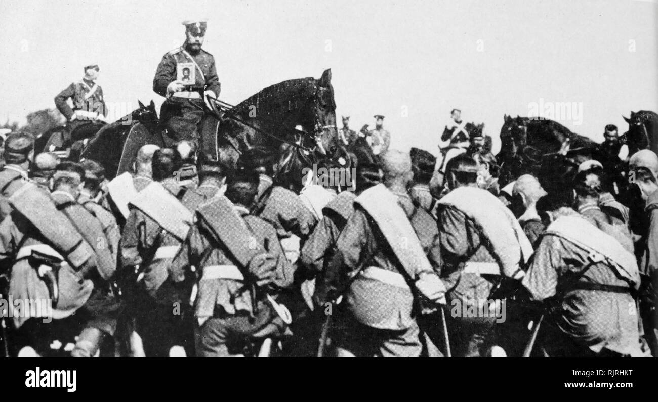 Zar Nikolaus II. von Russland segnet Truppen zu Beginn des Ersten Weltkriegs 1914 Stockfoto