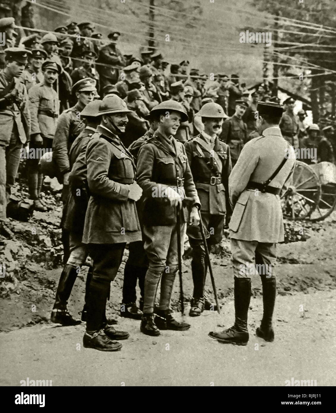 Edward Prinz von Wales besucht Truppen im Ersten Weltkrieg. 1917. Edward VIII (1894-1972), König von Großbritannien und die Dominions des British Empire, und Kaiser von Indien, vom 20. Januar 1936 bis zu seiner Abdankung am 11. Dezember des gleichen Jahres, nach denen er Herzog von Windsor. Im Jahr 1936, eine konstitutionelle Krise in das Britische Empire entstand, als King-Emperor Edward VIII vorgeschlagen, Wallis Simpson, eine US-amerikanische Prominente, die von ihrem ersten Ehemann geschieden wurde und verfolgte die Scheidung von ihrem zweiten zu heiraten. Am Fort Belvedere, am 10. Dezember, Edward unterzeichnet seine schriftliche Abdankung. Stockfoto