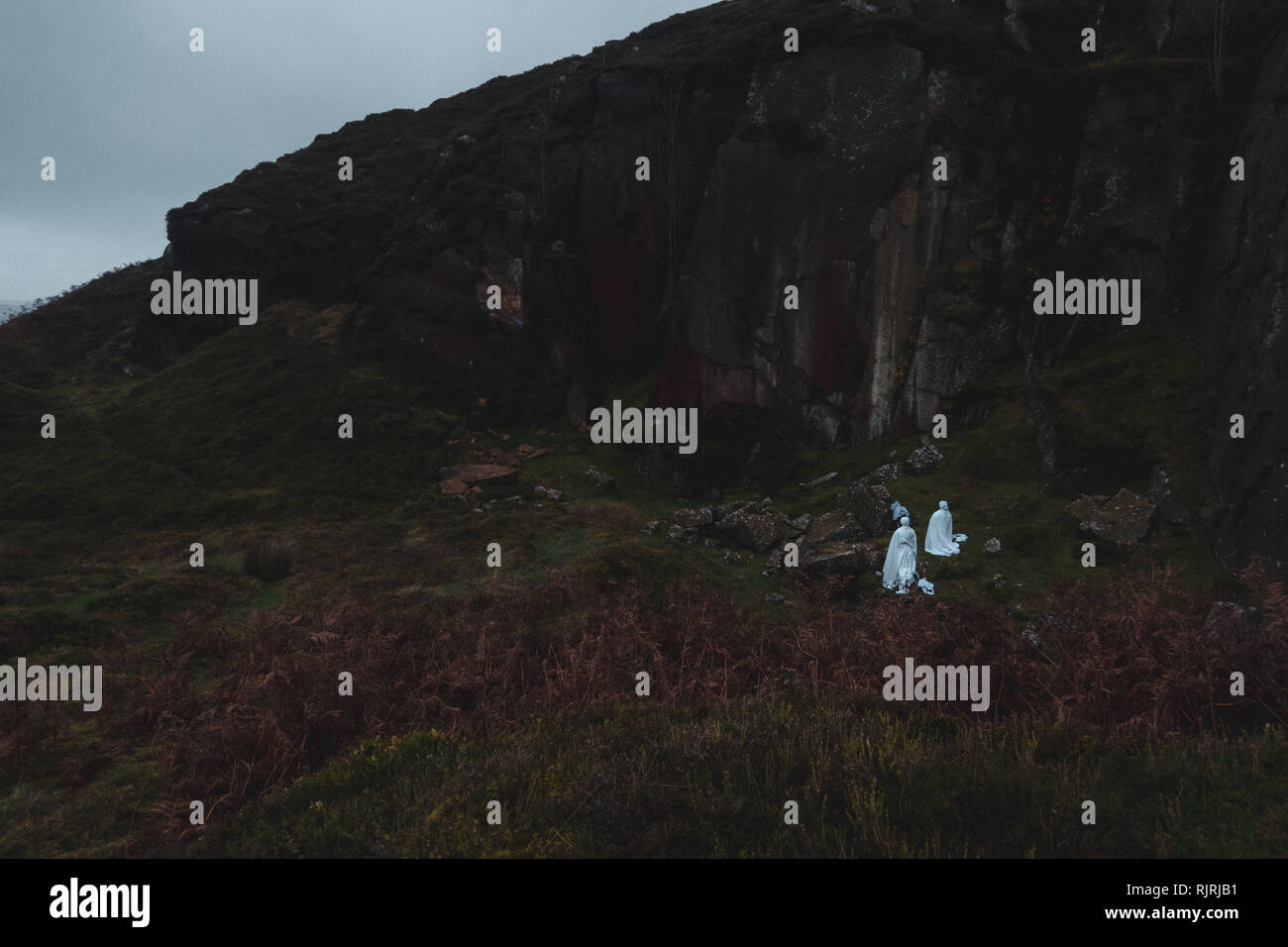 Zwei christliche Gläubige in weiße Gewänder, echte Menschen, die im Freien als Ort der Anbetung Stockfoto