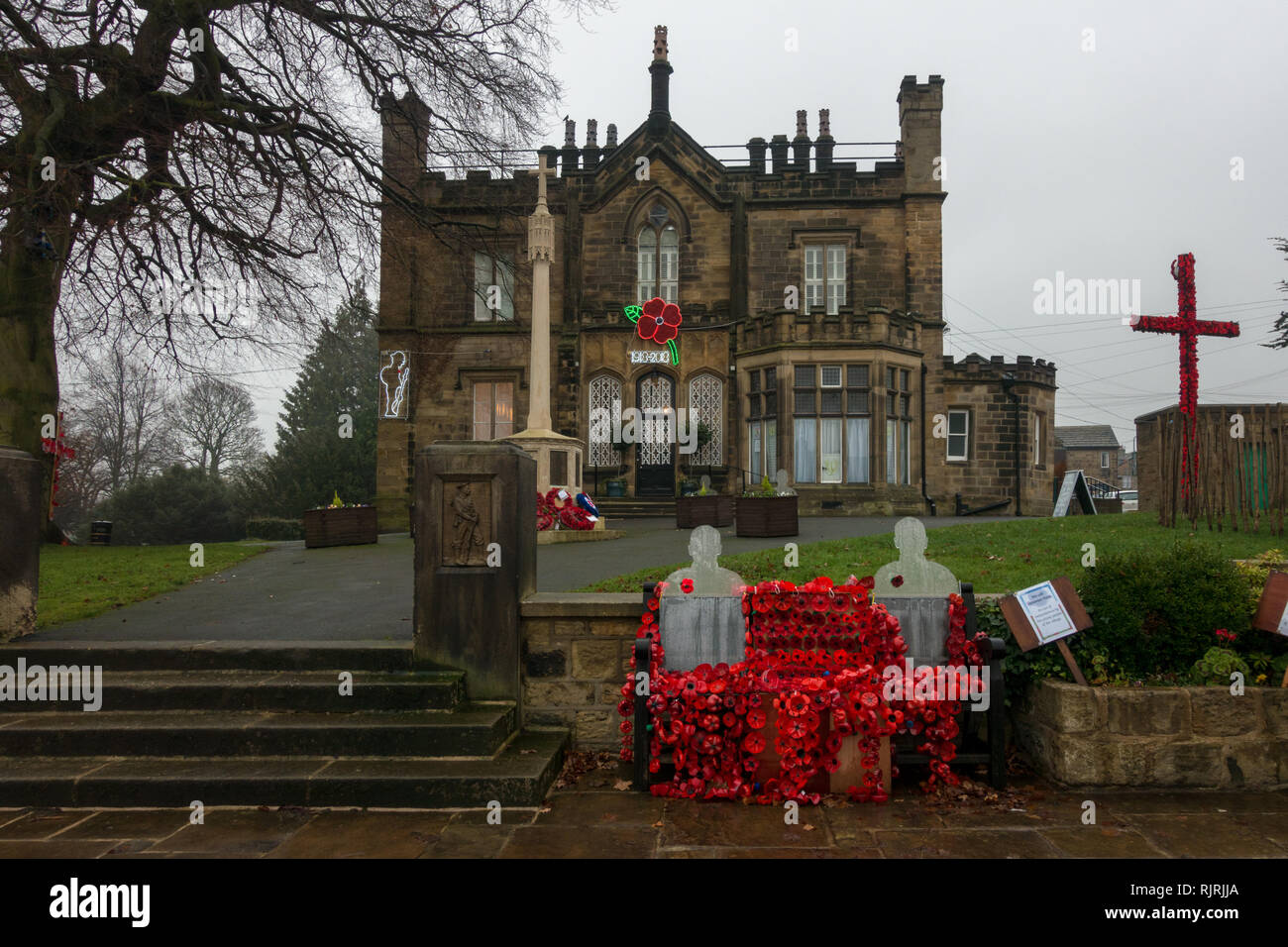 Tag der Erinnerung Display mit viel roter Mohn berufskranheiten Grange, Burley-in-Wharfedale Stockfoto