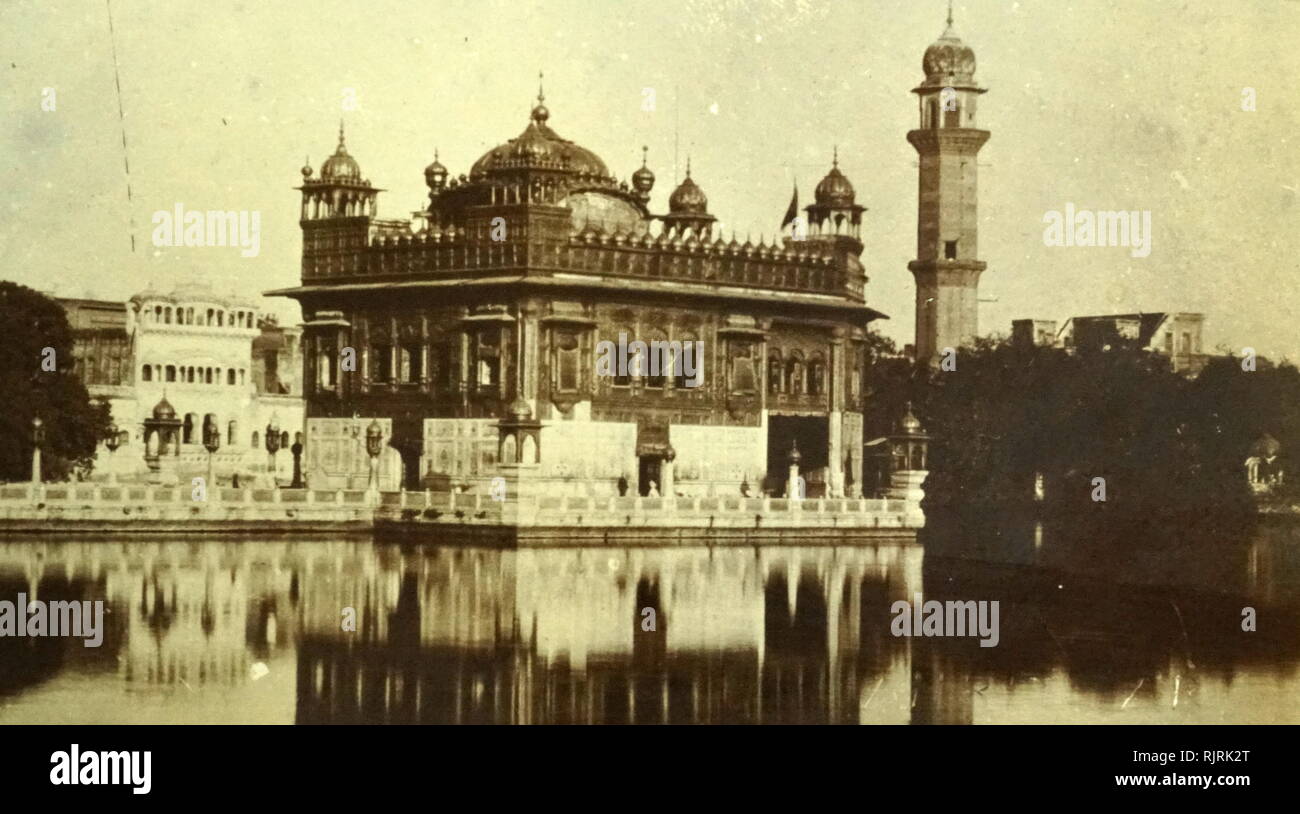 Der Goldene Tempel, auch bekannt als Sri Harmandir Sahib ("Haus Gottes"), ist eine Gurdwara in der Stadt Amritsar, Punjab, Indien. Es ist der heiligste Gurdwara (Sikh Ort der Anbetung) und die wichtigsten Wallfahrtsort des Sikhismus. Der Tempel ist rund um eine von Menschen gemachte Pool (sarovar), die von Guru Ram Das im Jahre 1577 fertig gebaut wurde, Stockfoto