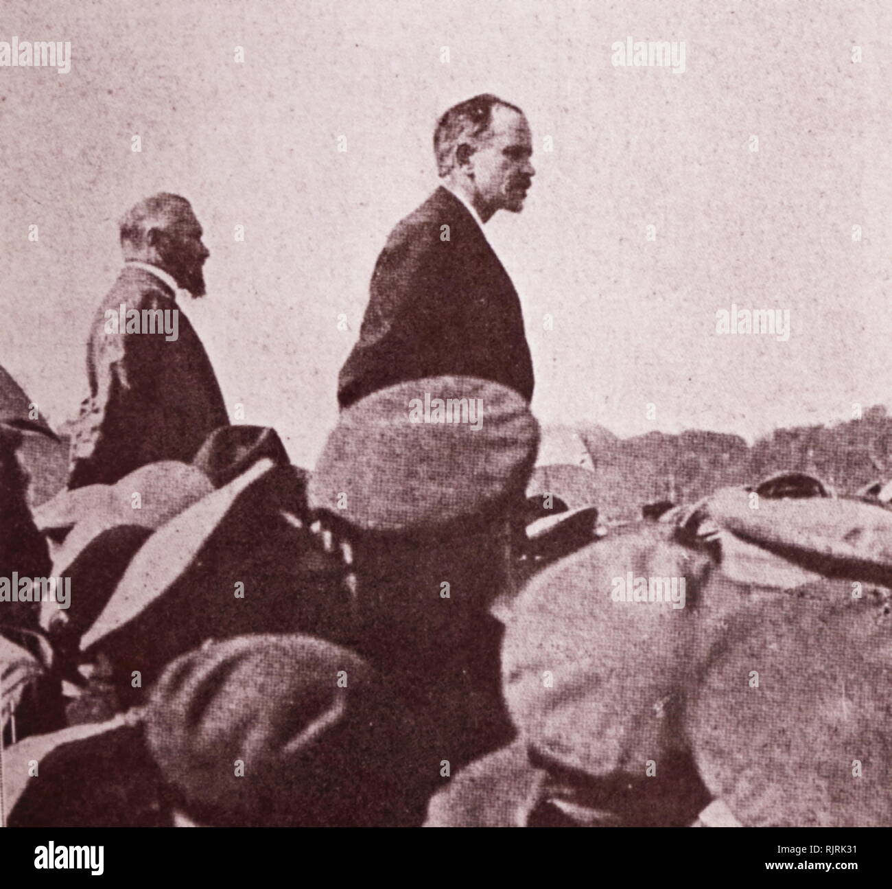 Robert Grimm (1881-1958), Schweizer sozialistischen Politiker während der ersten Hälfte des 20. Jahrhunderts. Als führendes Mitglied der Sozialdemokratischen Partei der Schweiz Ersten Welt Krieg. Grimm war Hauptorganisator der Zimmerwalder Bewegung, und der Vorsitzende der Internationalen Sozialistischen Kommission in Bern 1915 - 1917. Nach dem Grimm-Hoffmann Affäre hatte er aus dieser Funktion ausscheiden. Grimm war der Führer der Schweizer Generalstreik im November 1918. Die Forderungen des Streiks enthalten die 48-Stunden-Woche, Alters- und Wahlrecht der Frauen. Stockfoto