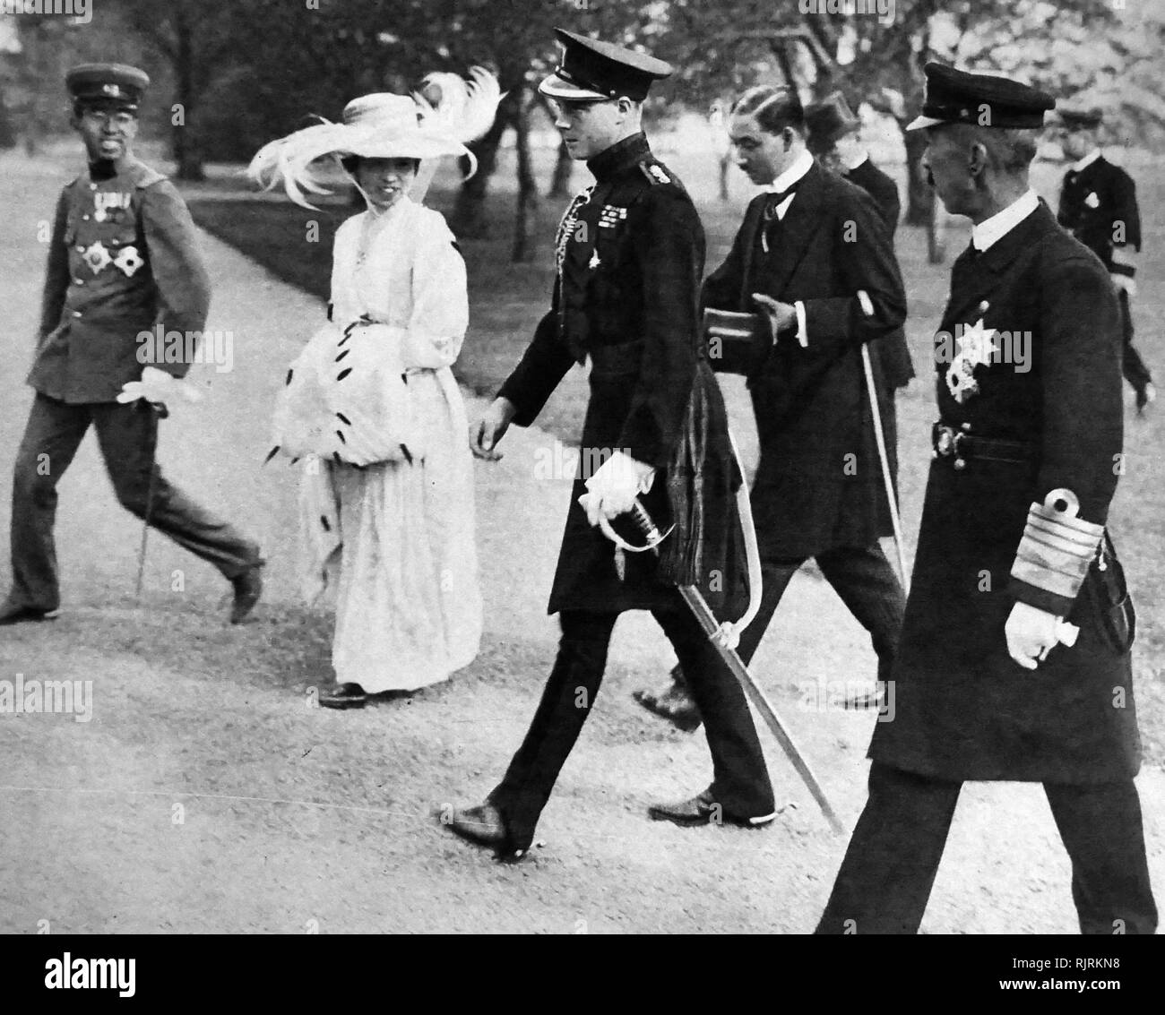 Besuch von Edward Prinz von Wales, Japan 1921. Prince (später) Hirohito Kaiser von Japan, Kaiserin Teimei (Frau des Kaisers Taisho von Japan) und Prinz, später König Edward VIII. des Vereinigten Königreichs Stockfoto
