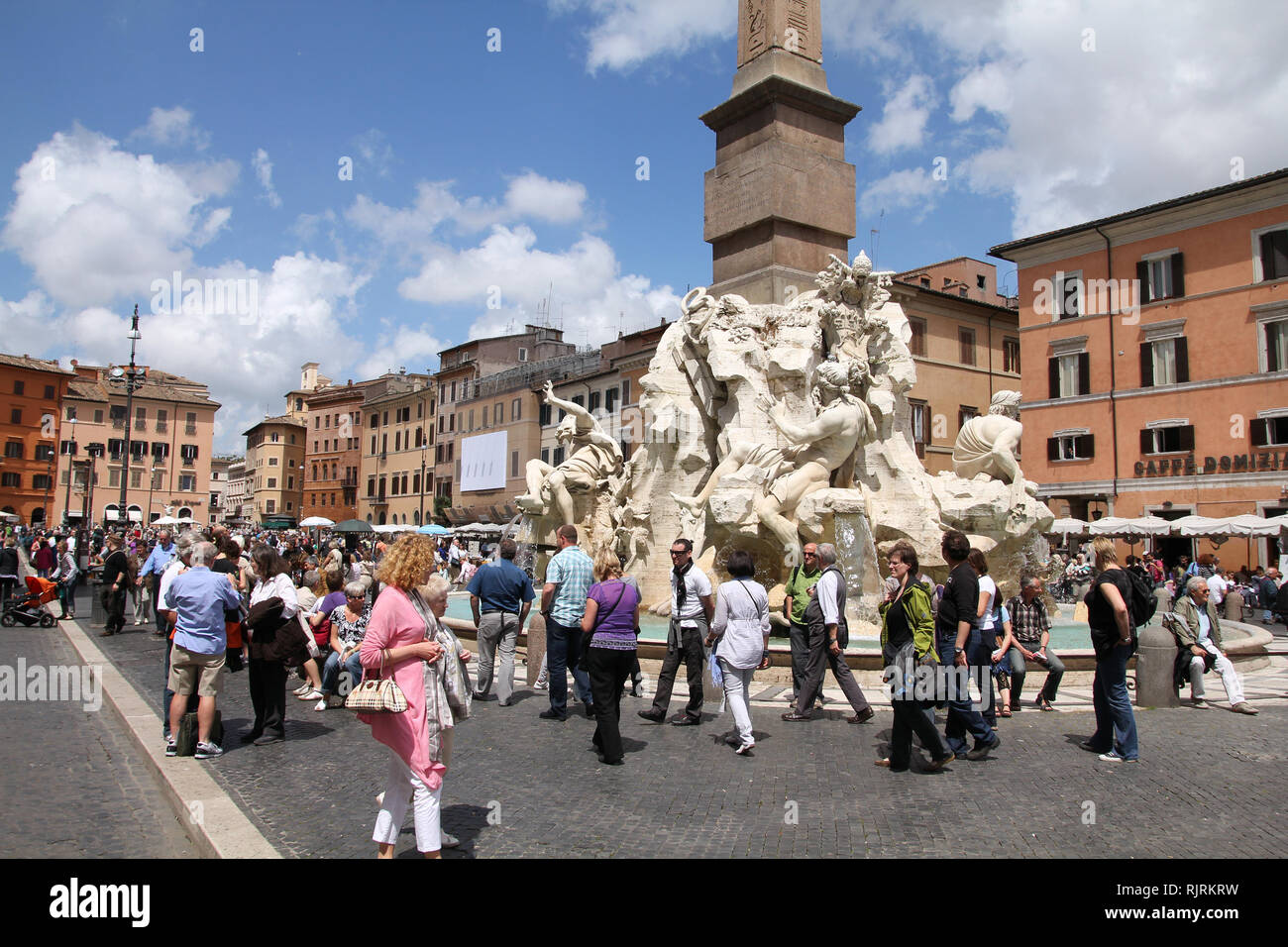 Rom - 13. Mai: Touristen auf der Piazza Navona am 13. Mai 2010 in Rom, Italien. Die ikonischen Square ist einer der am meisten besuchten Sehenswürdigkeiten in der Welt und in einem top Stockfoto