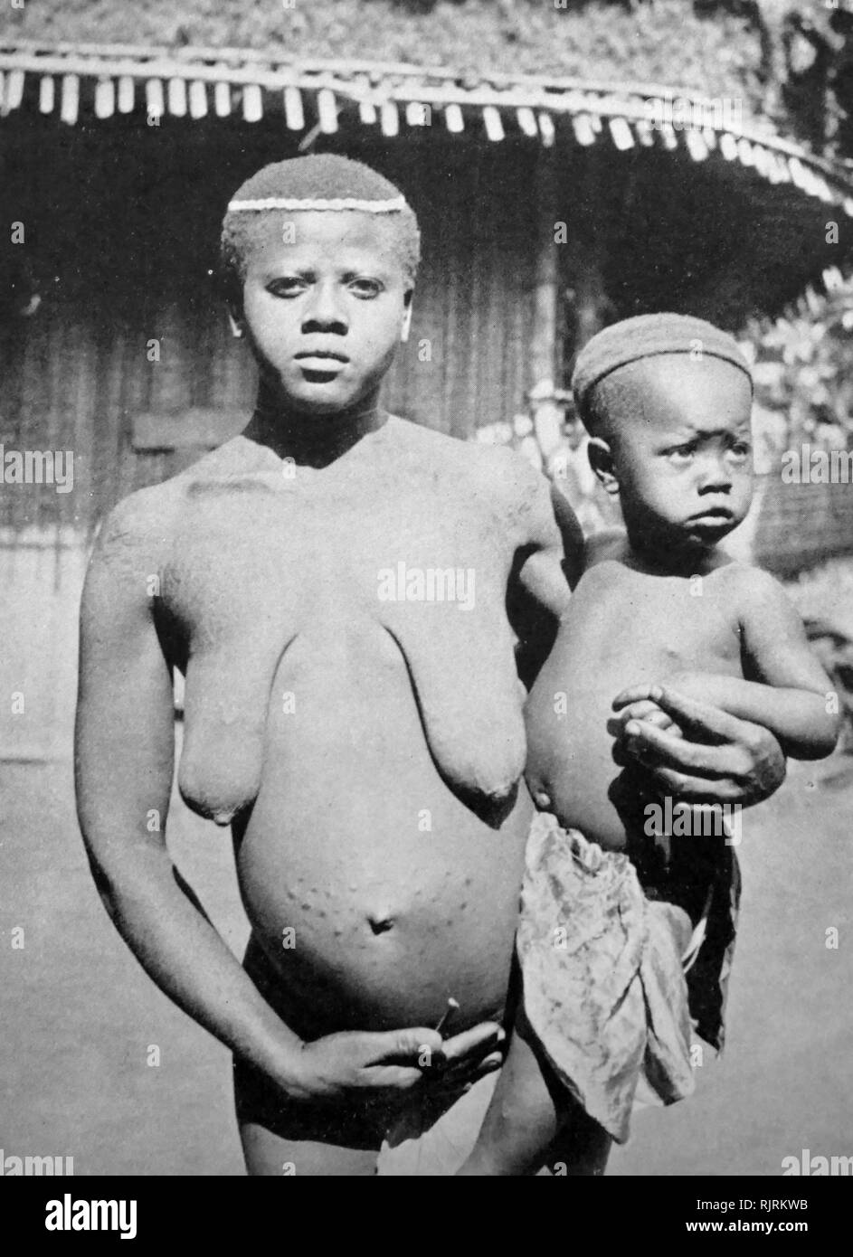 Scarified Frau und Kind; Kamerun, West Afrika ca. 1935 Stockfoto