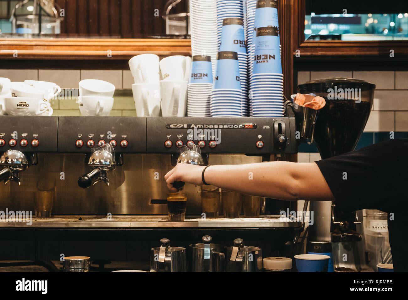 London, Großbritannien - 26 Januar, 2019: Personal hinter der Theke im Cafe Nero, einem britischen, europäischen Stil Coffee house Marke mit Sitz in London, Eng arbeiten Stockfoto