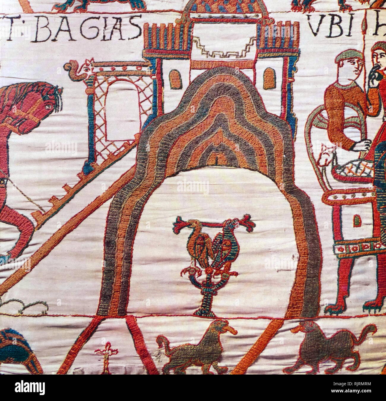 Episode aus dem Teppich von Bayeux, der bestickten Tuch fast 70 Meter (230 ft) lang, die die Ereignisse, die zu der Normannischen Eroberung Englands zeigt, die ihren Höhepunkt in der Schlacht von Hastings, in 1066. Es ist bis heute auf das 11. Jahrhundert dachte, nur wenige Jahre nach der Schlacht. Erzählt wird die Geschichte aus der Sicht der Normannen erobern. Stockfoto