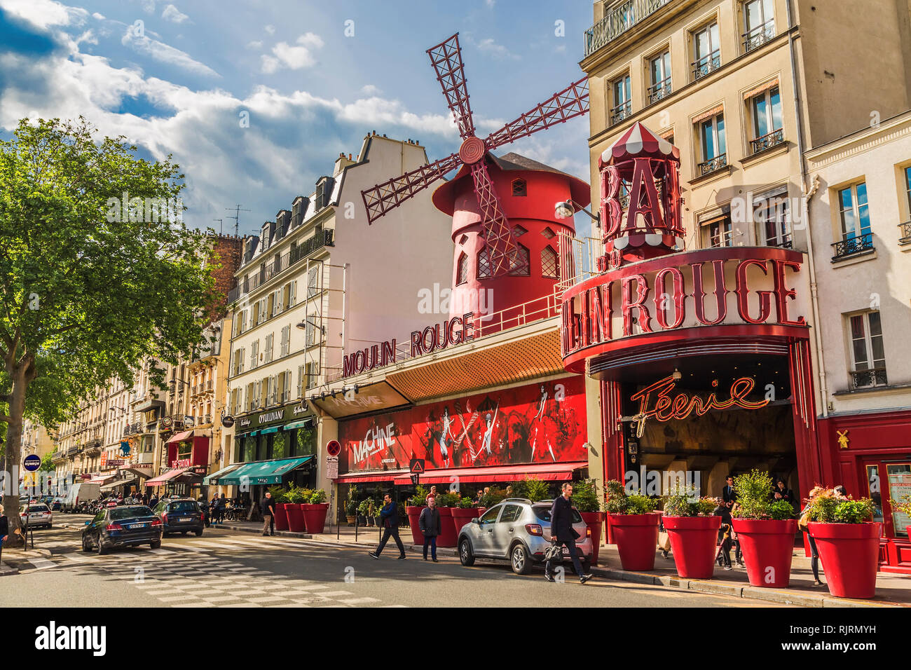 PARIS, Frankreich, 19. MAI 2016: Moulin Rouge. Moulin Rouge ist eine berühmte Pariser Kabarett in 1889 Stockfoto