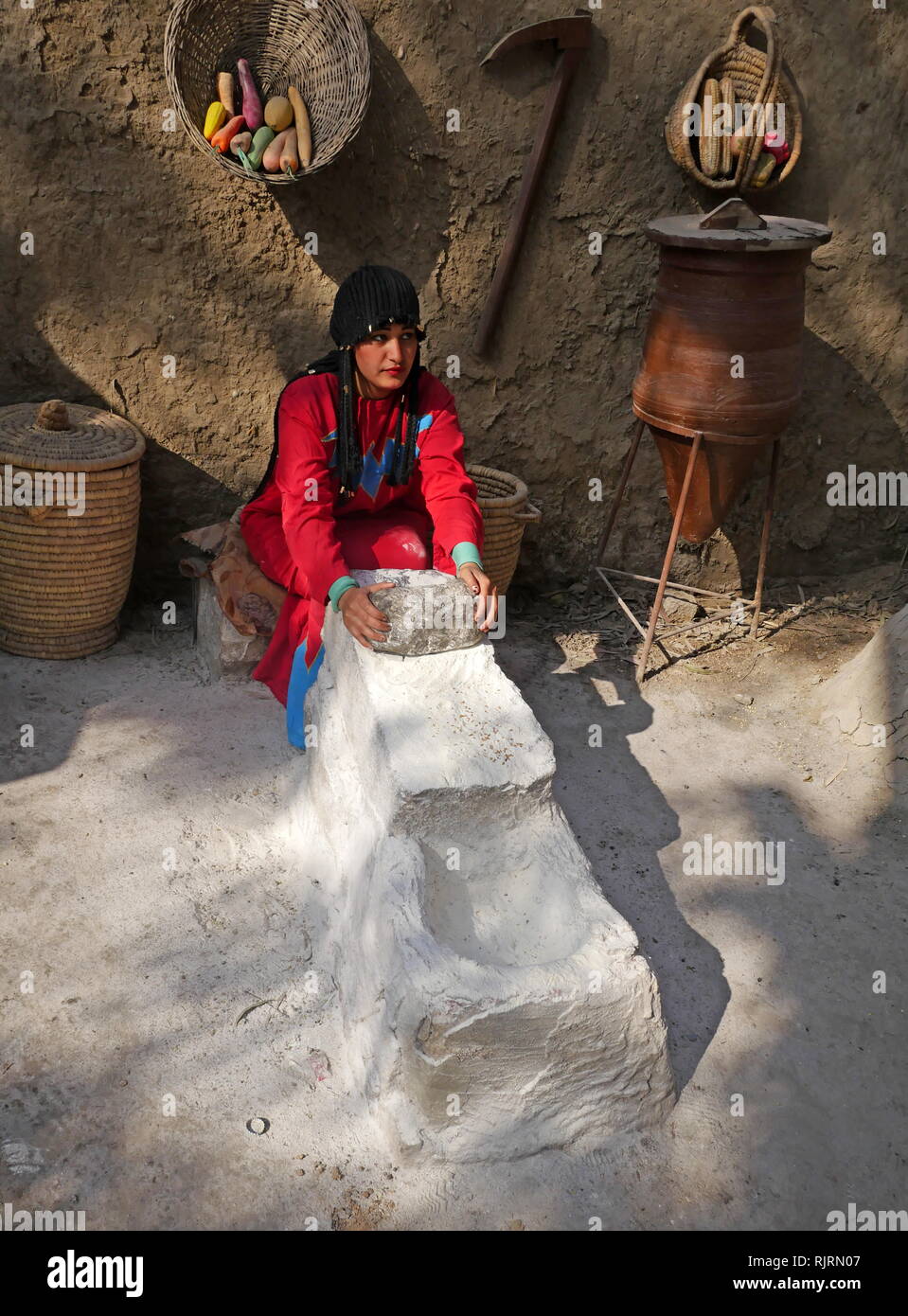 Modell einer Frau schleifen Mais für die Herstellung von Brot im Alten Ägypten Stockfoto