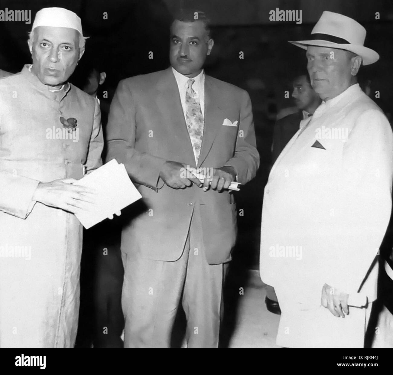 Nehru, Nasser und Tito treffen die Gründung der Bewegung der Blockfreien Staaten zu unterzeichnen. 1956. Der Bewegung der Blockfreien Staaten, auf die Brijuni Inseln in Jugoslawien im Jahr 1956 gegründet und wurde mit der Unterzeichnung der Erklärung von Brijuni am 19. Juli 1956 formalisiert. Die Erklärung wurde von dem jugoslawischen Präsidenten unterzeichnet, Josip Broz Tito, Indiens erster Premierminister, Jawaharlal Nehru und Ägypten der zweite Präsident Gamal Abdel Nasser. Stockfoto