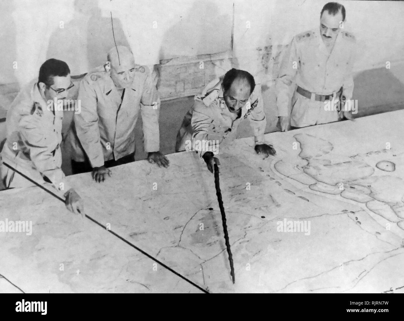 Anwar el-Sadat Präsident Ägyptens, an den Militärischen HQ während des arabisch-israelischen Krieg von 1973. Er wird von Feldmarschall Ahmed Ismail und Allgemeine Al-Gamasi begleitet. Der Krieg von 1973 (Yom Kippur Krieg, Ramadan-krieg, oder Oktober Krieg), war vom 6. Oktober bis 25, 1973 gekämpft, durch eine Koalition der arabischen Staaten von Ägypten und Syrien gegen Israel geführt. Stockfoto