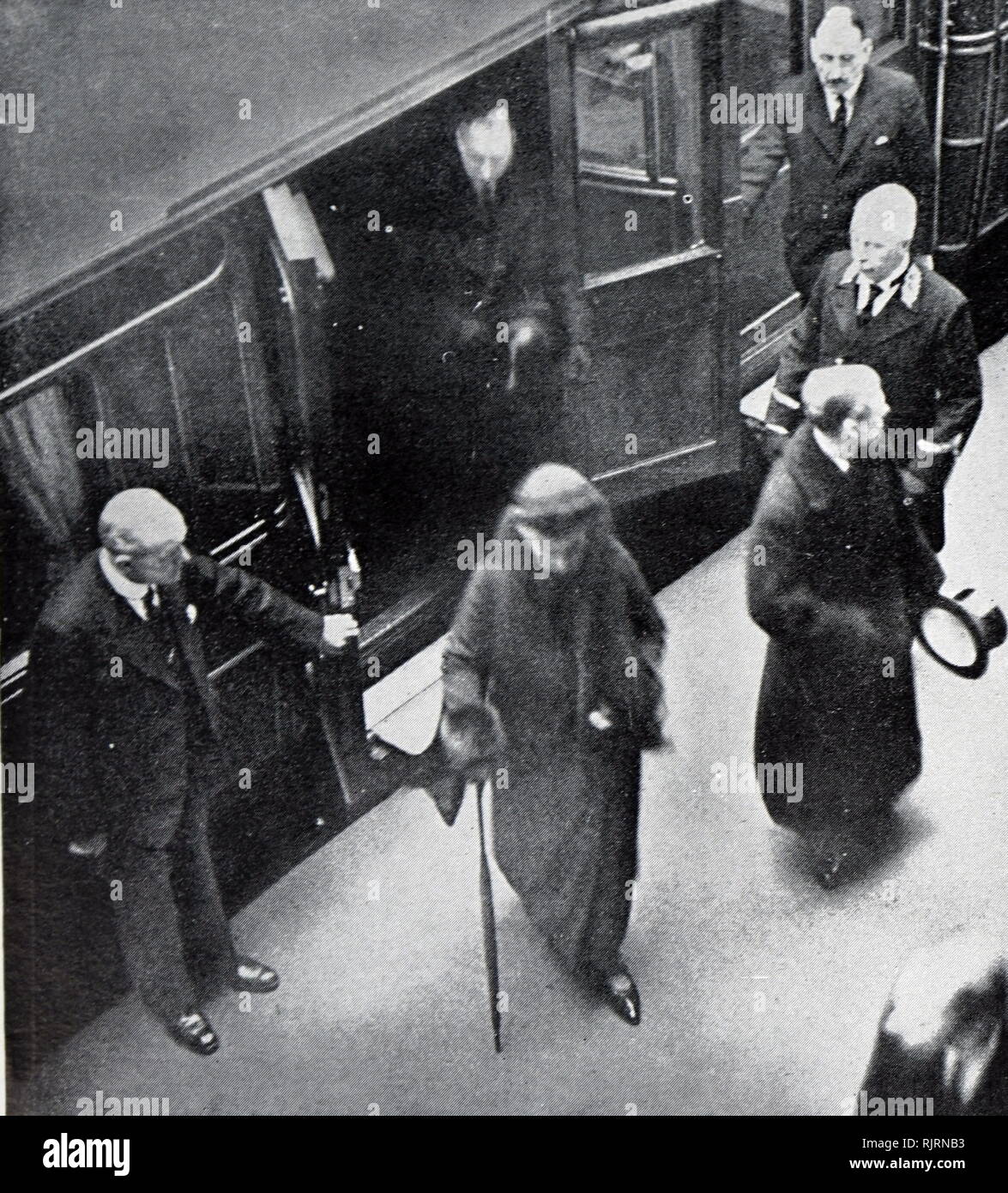 Queen Mary, Gemahlin des verstorbenen König George V, kommt am Bahnhof King's Cross in London. Beerdigung von König George V (1936), König von Großbritannien und den britischen Dominions, und Kaiser von Indien, Ab dem 6. Mai 1910 bis zu seinem Tod im Jahr 1936. Die vier Söhne des verstorbenen Königs (König Edward VIII., der Herzog von York, der Herzog von Gloucester und der Herzog von Kent) Teil in der staatsbegräbnis. Stockfoto