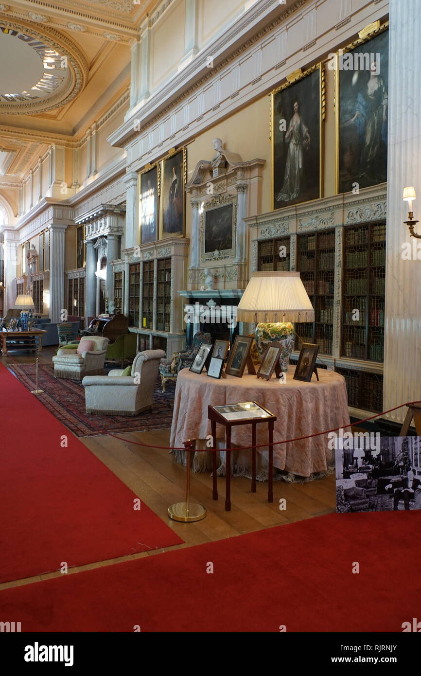 Bibliothek von Blenheim Palace, Oxfordshire, England, der Hauptwohnsitz der Herzöge von Marlborough und die einzige nicht-Royal, nicht-bischöflichen Country House in England den Titel des Palastes zu halten. Der Palast, einer der größten England Häuser, wurde zwischen 1705 und 1722 gebaut Stockfoto