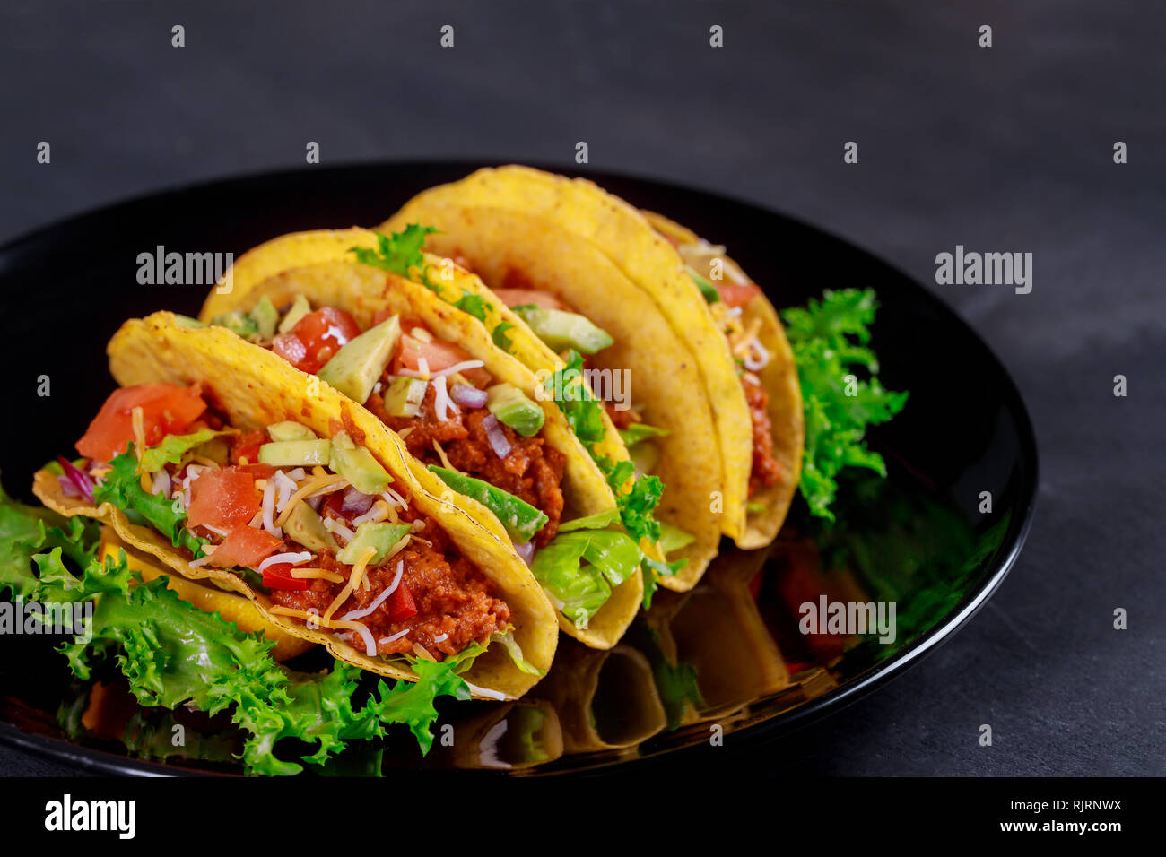 Mexikanische Tacos mit Gemüse vegetarische wrap Sandwich mit Gemüse, Salat, Tomate, Chili Backblech dish Stockfoto