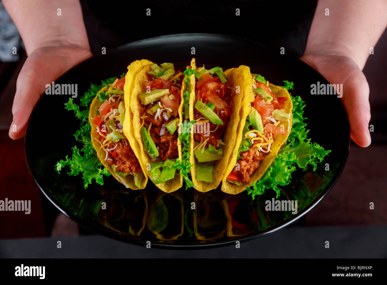 Taco traditionelle mexikanische Gericht mit Weizen Tortilla gefaltet, frischen Salat, essen zu Mittag. Vegan und vegetarisch Stockfoto