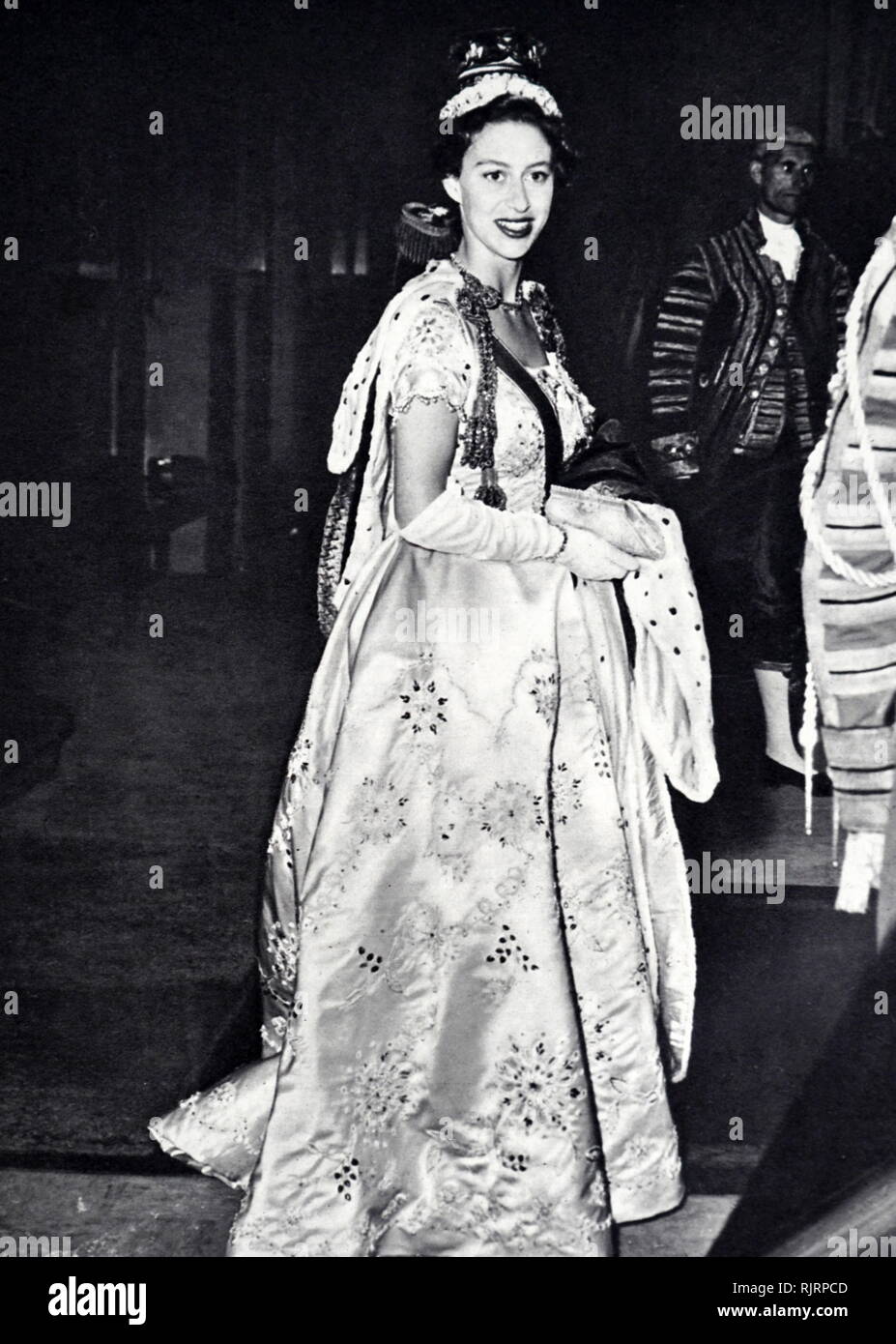 1953, Prinzessin Margaret in ein Kleid aus weißem Satin bestickt mit Silber Strass und Perlen.&#13;&#10; Stockfoto