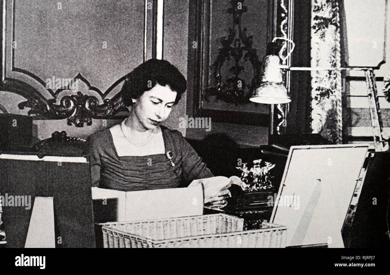Junge Königin Elizabeth II von Grossbritannien lesen Versand Papiere von Ihrem Red Box. Ca. 1956 Stockfoto