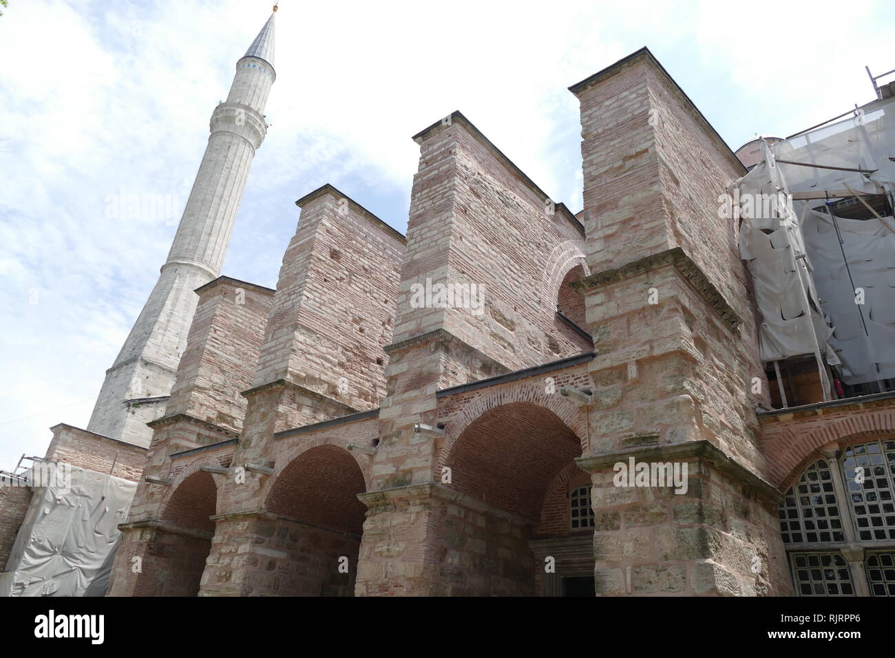 Die Hagia Sofia, Istanbul, Türkei. Die Hagia Sophia ist ein ehemaliger der griechisch-orthodoxen, der Christlichen Kirche, später ein Ottoman Imperial Moschee und jetzt ein Museum. In 537 AD am Anfang des Mittelalters erbaut, wurde es berühmt vor allem für seine mächtige Kuppel. Es war das zweitgrößte Gebäude der Welt und eine Technik, die ihrer Zeit bewundern. Stockfoto