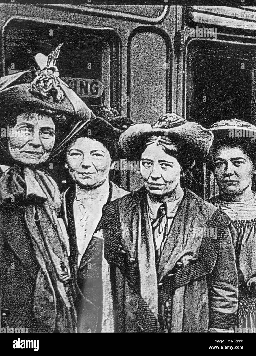 Mitglieder der Pankhurst suffragette Familie, die für Frauen warb der Abstimmung in Großbritannien zu haben. Nach rechts: Emmeline Pankhurst (1858-1928), einer der Gründer der britischen Suffragettenbewegung; Töchter: Sylvia Pankhurst (1882-1960); Christabel Pankhurst (1880-1958); Adela Pankhurst (1886-1961), eine australische Frauenrechtlerin Links. Stockfoto