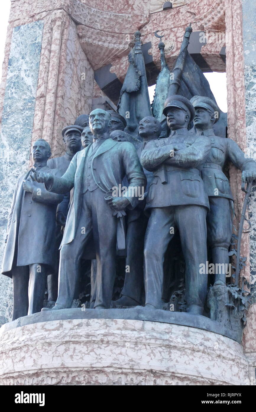 Die Republik Denkmal, Taksim-Platz in Istanbul, Türkei, erinnert an die Gründung der Türkischen Republik im Jahr 1923. Von italienischen Bildhauer Pietro Canonica entworfen und in zwei und ein halb Jahren mit finanzieller Unterstützung aus der Bevölkerung, es durch Dr. Hakk vorgestellt wurde? Sinasi Pascha am 8. August 1928. porträtiert die Gründer der Türkischen Republik, mit prominenten Darstellungen von Mustafa Kemal Atatürk, Ismet Inonu und Fevzi Cakmak. Stockfoto
