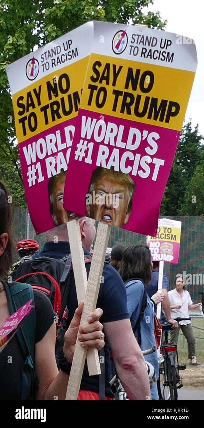 Protest Banner in der Nähe der amerikanische Botschafter in London, für den Besuch im Vereinigten Königreich durch den Präsidenten der Vereinigten Staaten, Donald Trump; Juli 2018. Stockfoto