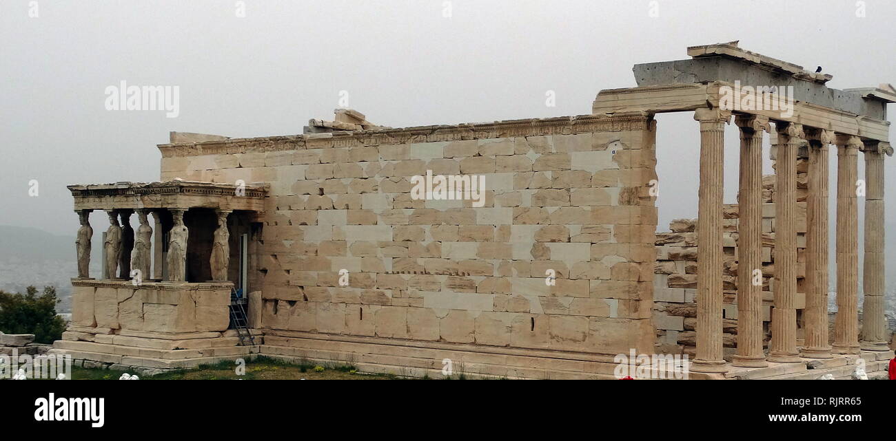 Das erechtheion; Eine antike griechische Tempel auf der Akropolis von Athen, Griechenland, war sowohl Athena und Poseidon gewidmet. Den Tempel als gesehen war heute zwischen 421 und 406 v. Chr. erbaut. Der Architekt kann Mnesicles wurden und der Name abgeleitet von einem Schrein gewidmet der legendären griechischen Helden Erichthonius. Stockfoto