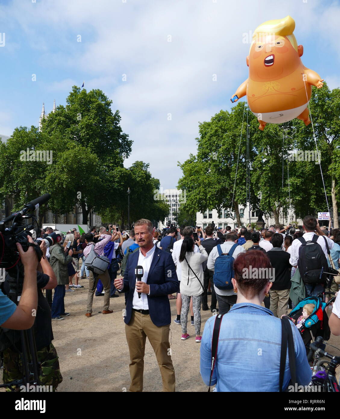 Während eines offiziellen Besuchs in Großbritannien von dem Präsidenten der Vereinigten Staaten von Amerika Donald Trump, einem aufblasbaren Karikatur von Trump war im Protest gegen ihn geflogen. Der Ballon war über Parliament Square, London, am 13. Juli 2018 geflogen. Der 6-Meter (20 ft) hoch, Helium - Kunststoff aufblasbare gefüllt, auch bezeichnet als "Ballon" oder "Blimp", wurde von Matt Bonner entworfen und stellen Sie sich vor, Schlauchboote von Leicester gebaut. Stockfoto