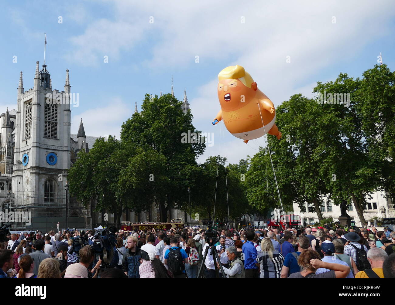 Während eines offiziellen Besuchs in Großbritannien von dem Präsidenten der Vereinigten Staaten von Amerika Donald Trump, einem aufblasbaren Karikatur von Trump war im Protest gegen ihn geflogen. Der Ballon war über Parliament Square, London, am 13. Juli 2018 geflogen. Der 6-Meter (20 ft) hoch, Helium - Kunststoff aufblasbare gefüllt, auch bezeichnet als "Ballon" oder "Blimp", wurde von Matt Bonner entworfen und stellen Sie sich vor, Schlauchboote von Leicester gebaut. Stockfoto