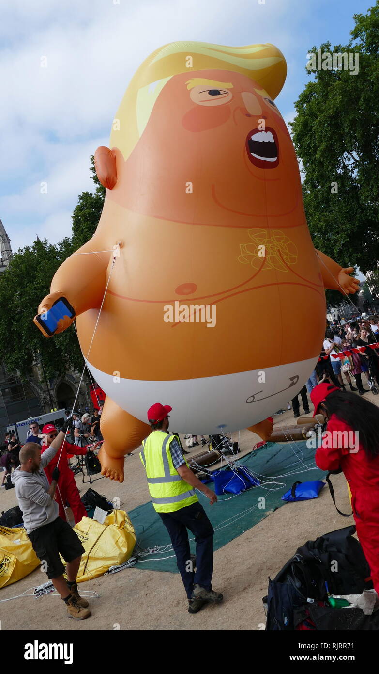 Während eines offiziellen Besuchs in Großbritannien von dem Präsidenten der Vereinigten Staaten von Amerika Donald Trump, einem aufblasbaren Karikatur von Trump war im Protest gegen ihn geflogen. Der Ballon war über Parliament Square, London, am 13. Juli 2018 geflogen. Der 6-Meter (20 ft) hoch, Helium - Kunststoff aufblasbare gefüllt, auch bezeichnet als "Ballon" oder "Blimp", wurde von Matt Bonner entworfen und stellen Sie sich vor, Schlauchboote von Leicester gebaut. Stockfoto