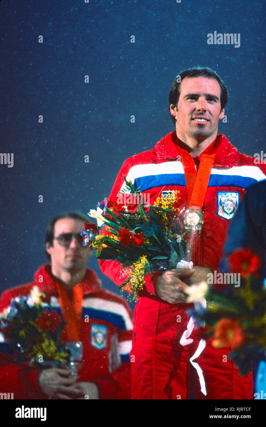 Phil Mahre (USA) Gold-C-, Steve Mahre (USA) Silber, Gewinner des Männer Slalom an der 1984 Olympischen Winterspiele. Stockfoto