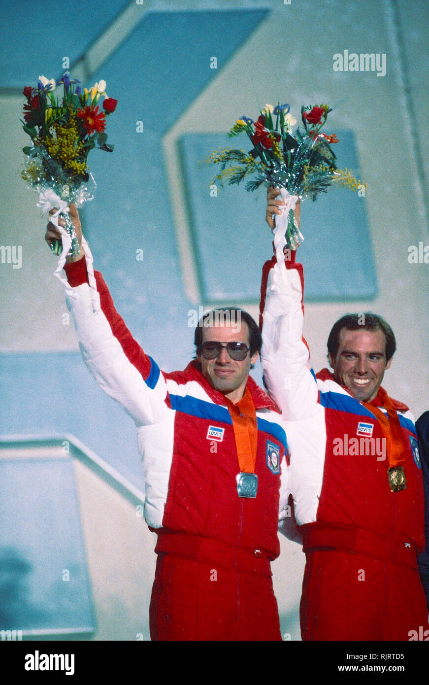 Phil Mahre (USA) Gold-C-, Steve Mahre (USA) Silber, Gewinner des Männer Slalom an der 1984 Olympischen Winterspiele. Stockfoto