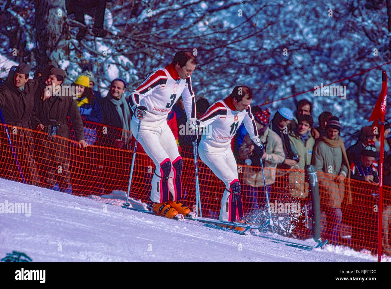 Phil Mahre (USA) Gold-R-, Steve Mahre (USA) Silber,, Sieger der Männer Slalom an der 1984 Olympischen Winterspiele diring Fluch zu überprüfen. Stockfoto