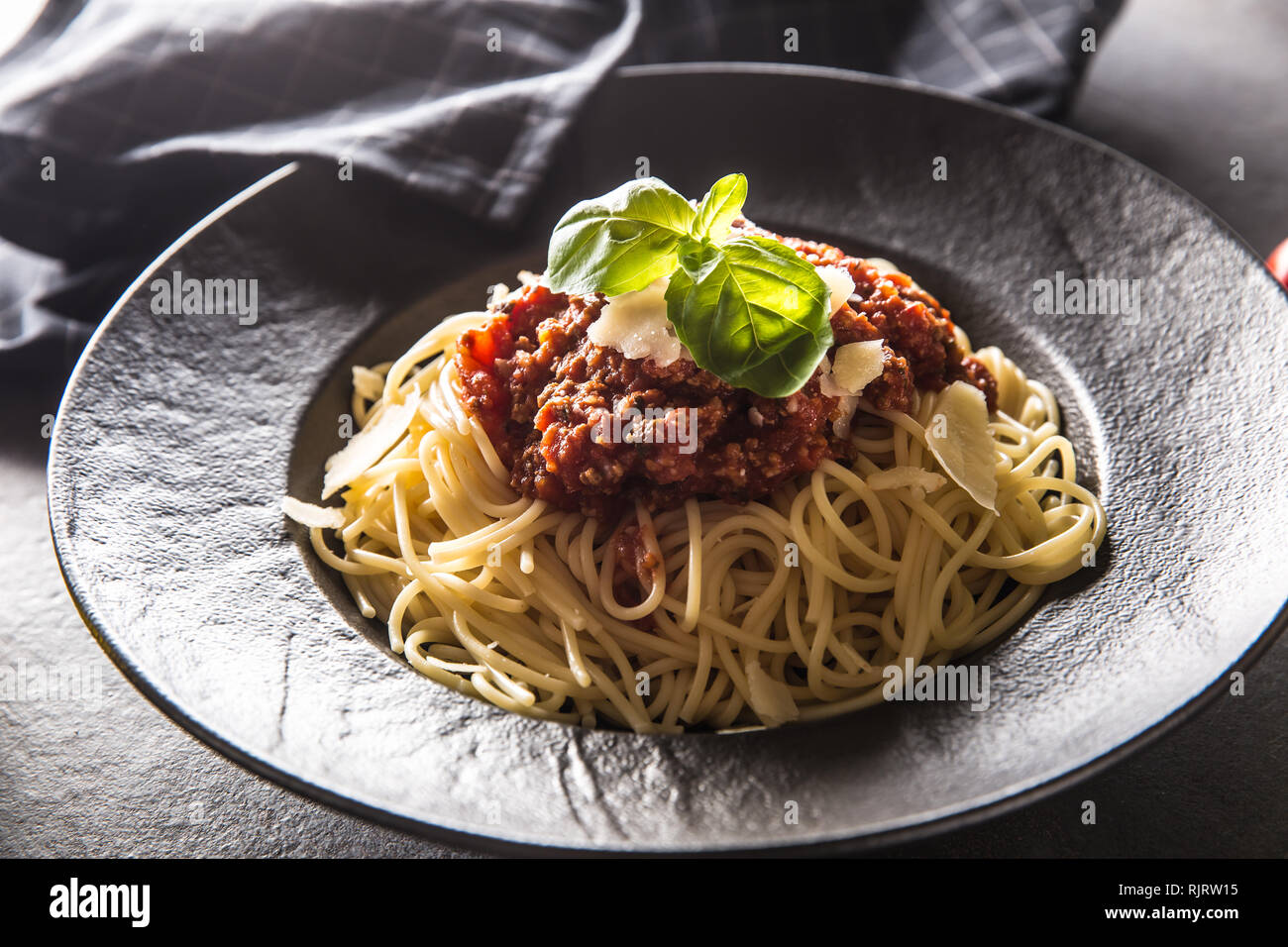 Close up Italienische Spaghetti Bolognese in schwarze Platte Stockfoto