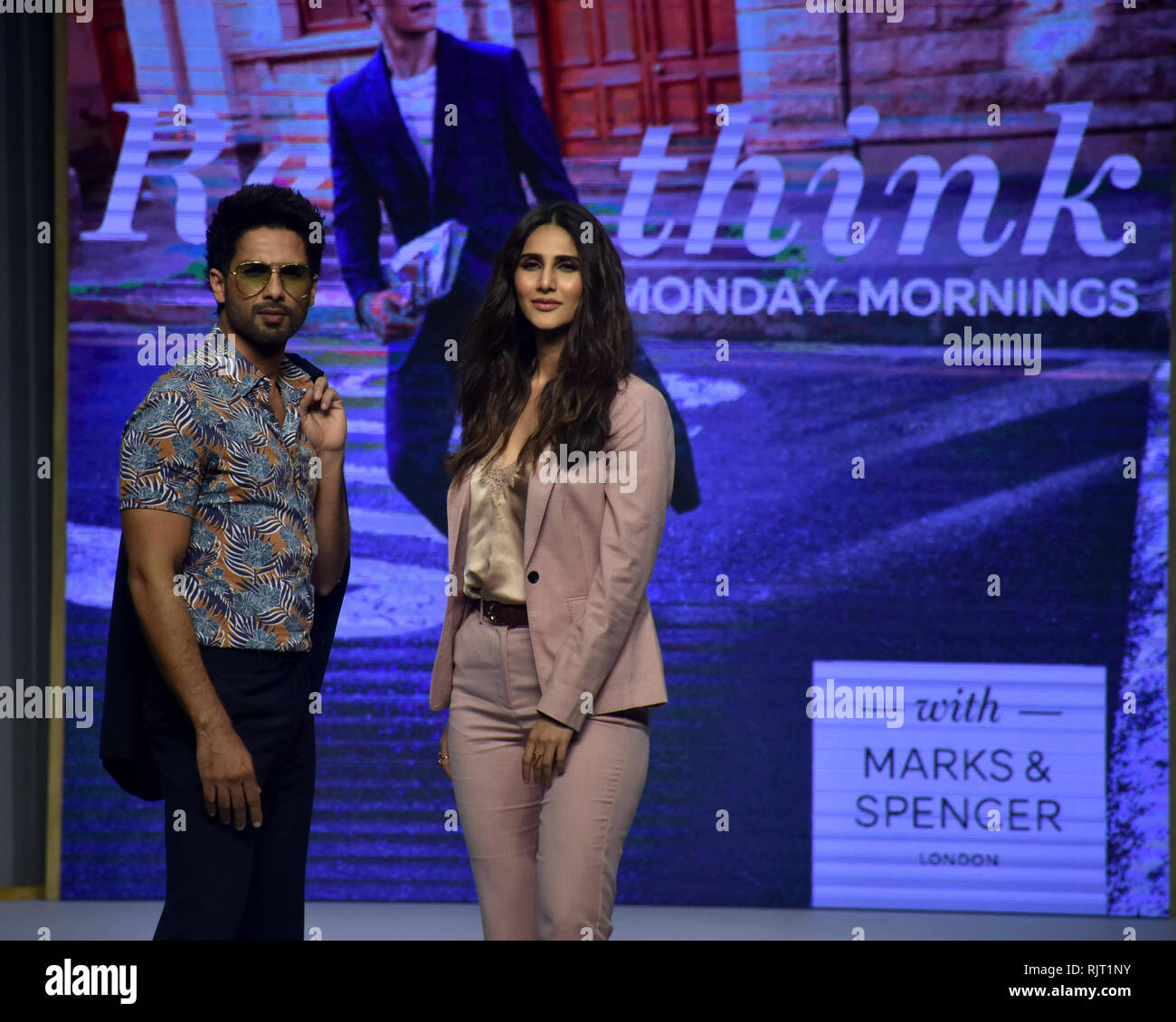 Mumbai, Indien. 7 Feb, 2019. Schauspieler Shahid Kapoor und Vaani Kapoor gesehen präsentiert die neue Kollektion von Marks & Spencer's Frühling Sommer 2019 Design während der Modenschau im Hotel ITC Maratha in Mumbai. Credit: Azhar Khan/SOPA Images/ZUMA Draht/Alamy leben Nachrichten Stockfoto