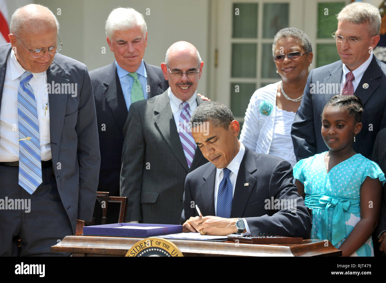 Washington, DC - Juni 22, 2009 -- USA-Präsident Barack Obama unterzeichnet die Familie Prävention des Rauchens und zur Bekämpfung des Tabakkonsums Handeln im Rosengarten des Weißen Hauses am Montag, 22. Juni 2009. Von links nach rechts: US-Vertreter John Dingell (Demokrat aus Michigan), US-Senator Chris Dodd (Demokrat von Connecticut), Henry Waxman (Demokrat aus Kalifornien), Präsident Obama, und Vertretern der Kampagne für Tabak frei Kinder. Credit: Ron Sachs-Pool über CNP | Verwendung weltweit Links Stockfoto