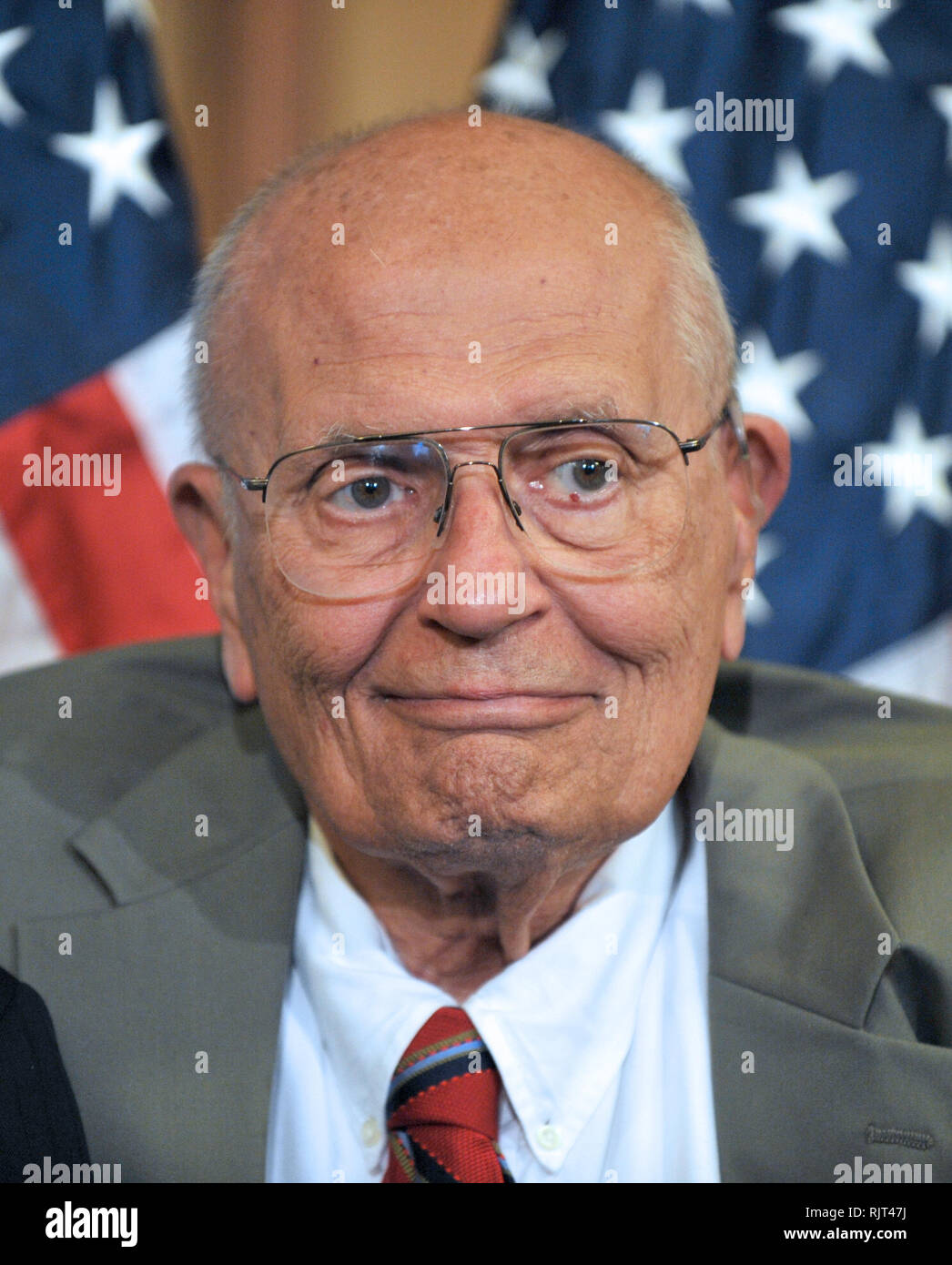 Washington, DC - 14. Juli 2009 - US-Vertreter John Dingell (Demokrat aus Michigan), Chairman Emeritus, US-Haus Ausschuss für Energie und Handel, verbindet Kolleginnen und demokratischen Mitglieder des US-Repräsentantenhauses den America's Bezahlbare Gesundheit Wahl Act von 2009 während einer Pressekonferenz in der rayburn Zimmer der U.S. Capitol zu enthüllen am Dienstag, 14. Juli 2009. Quelle: Ron Sachs/CNP | Verwendung weltweit Stockfoto