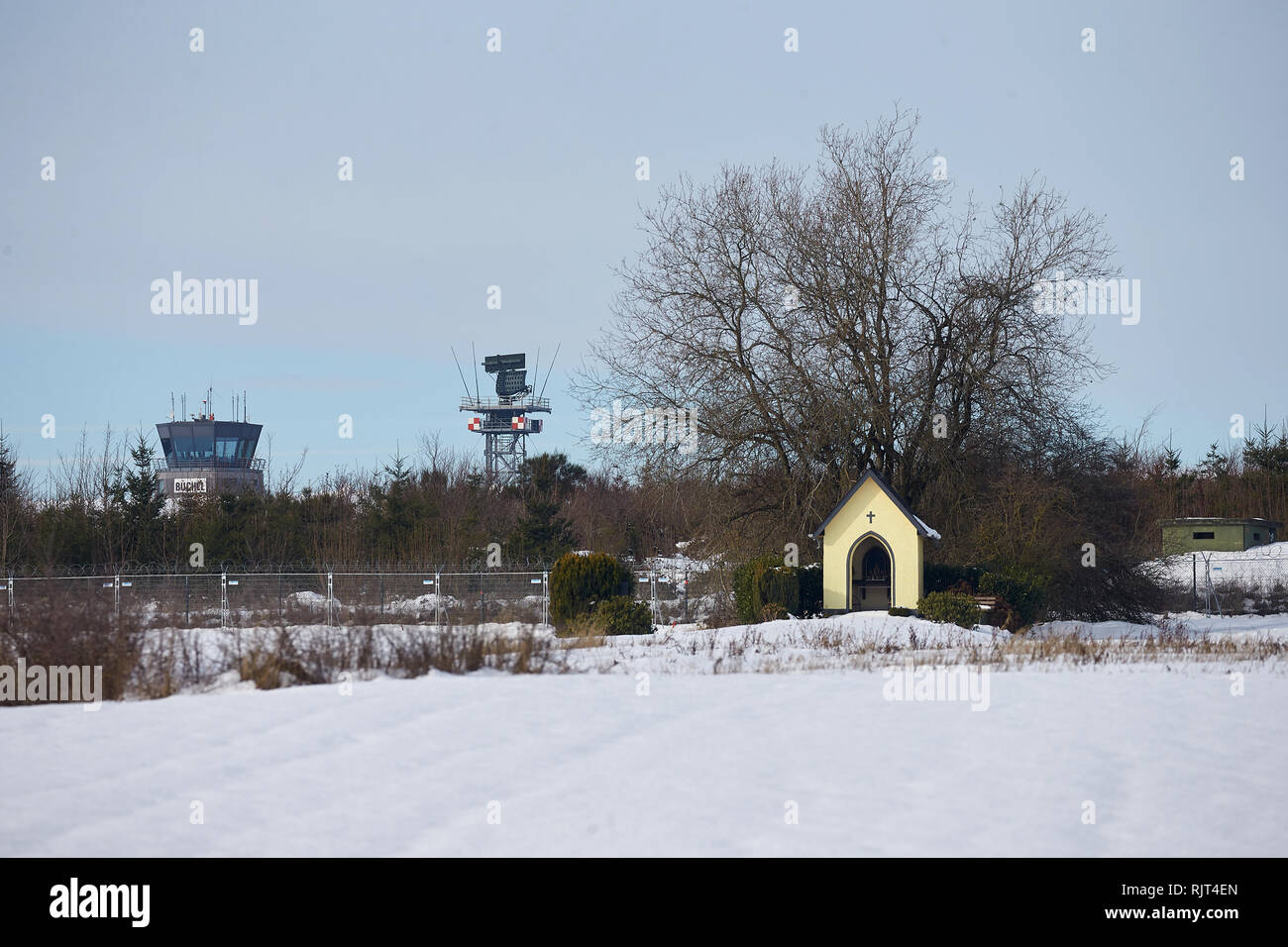 06. Februar 2019, Rheinland-Pfalz, Büchel: eine Kapelle steht am Zaun der Bundeswehr Fliegerhorst Büchel. Nach unbestaetigten Angaben Deutschlands der letzten US-Atombomben liegen. (Zu dpa "Annullierung der INF-Vertrag legt Bomben von Büchel im Fokus") Foto: Thomas Frey/dpa Stockfoto