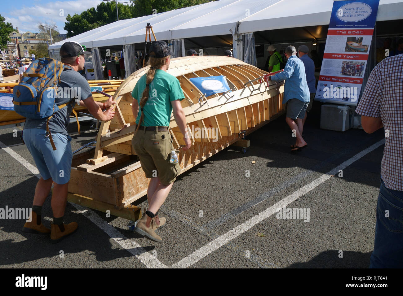 Hobart, Tasmanien, Australien, 8. Feb 2019. Tauschwaren und Lehrlinge bewegen Holz- Beiboot, die Hand während des Festivals undercover bei Regen gebaut. Die 2019 australische Wooden Boat Festival feiert historischen und aktuellen Schiffbau und ist eines der am meisten erwarteten maritimen Veranstaltungen der Welt. Credit: Suzanne Long/Alamy leben Nachrichten Stockfoto